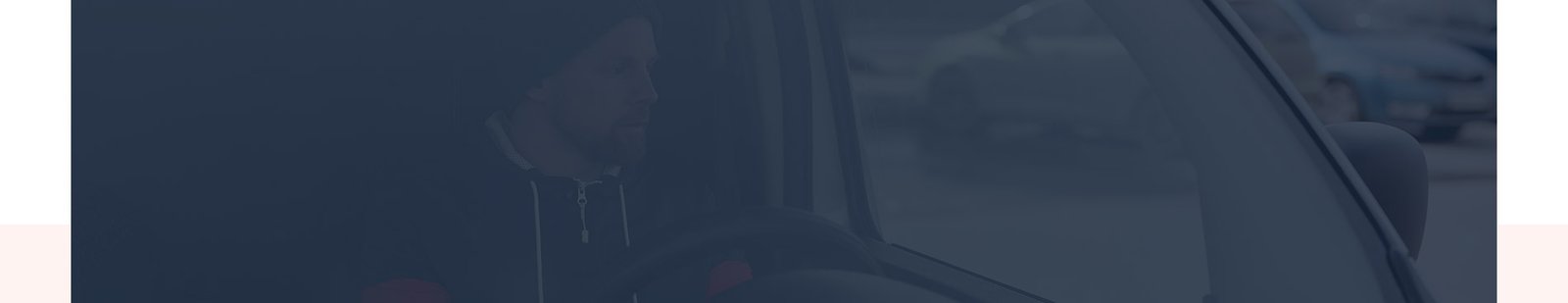 Hombre dentro de auto