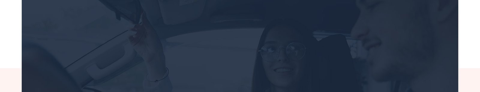 Pareja dentro de un auto manejando